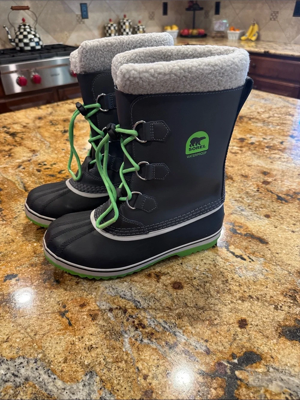Sorrel kids boots size US 7M. Only worn once! Grey and green.